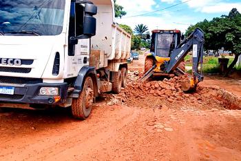 Prefeitura intensifica recuperação de ruas com bloquetes no bairro Jardim dos Migrantes