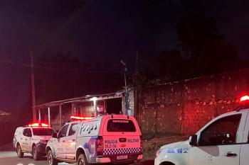  Homem é baleado em frente a bar e busca socorro em igreja 