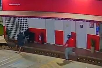 Quadrilha armada invade posto, agride vítimas e rouba cofre no Lagoinha