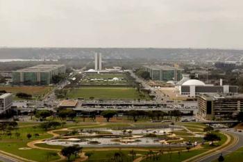 Raio atinge manifestantes na Praça do Cruzeiro, em Brasília