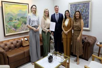  Membros do Instituto Rondoniense de Direito Administrativo entregam convites à Presidência