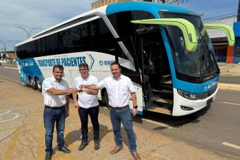 Dr. Luís do Hospital entrega ônibus para fortalecer o transporte de pacientes em Jaru