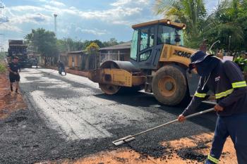 Ruas do bairro Nova Esperança recebem pavimentação após preparação do solo