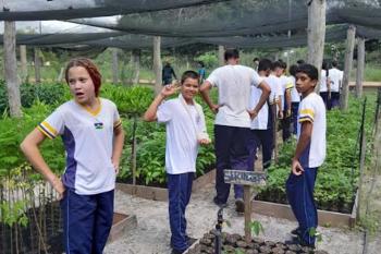Viveiro Municipal recebe visita de alunos da Escola Janete Clair