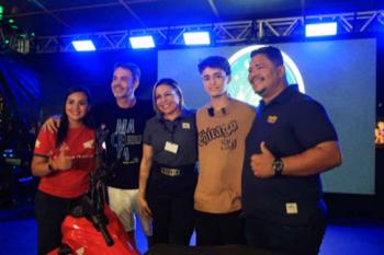 Estudante de 19 anos leva moto em sorteio de encerramento do Natal Luz