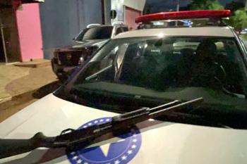  PM prende bando com espingarda calibre 12 em veículo na zona leste