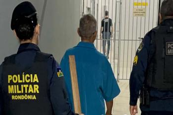 Idoso é preso acusado de usar pedaço de madeira e foice para agredir esposa