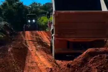 Estradas rurais recebem manutenção e melhorias com serviços de patrolamento e cascalhamento
