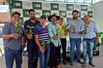 Jean Oliveira entrega 30 mil mudas de café e já soma mais de R$ 3 milhões em investimentos em Castanheiras