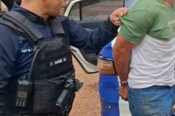 Homem acusado de incendiar casa com família dentro é preso pela PM