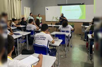 Alunos participam de atividade sobre arborização urbana com equipe da Sema