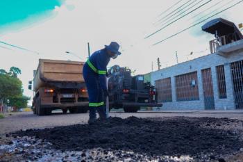 Os bairros Teixeirão, Flodoaldo Pontes Pinto e Nova Esperança recebem serviço de tapa-buraco