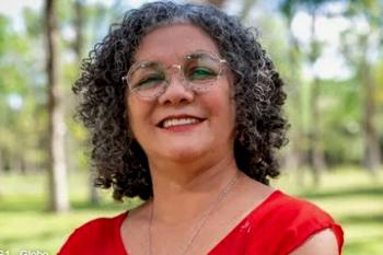 Fátima Cleide celebra a Lei de sua autoria que reconheceu os funcionários de escola como profissionais da educação