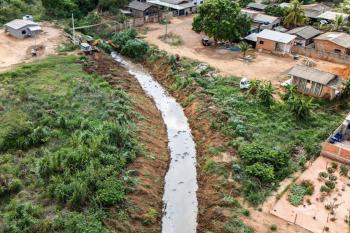 Prefeitura de Jaru realiza limpeza de canais na zona urbana do município
