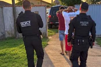 Dois homens são presos com drogas, dinheiro, balanças e roçadeira com placa patrimonial 