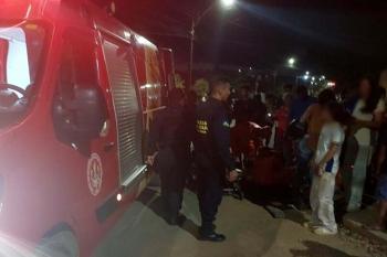 Colisão entre carro e motocicleta deixa mulher e criança feridas 