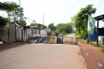 População insiste em circular em área interditada do Canal Santa Bárbara