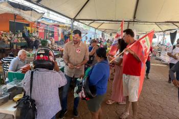 Expedito Netto visita feira popular de Guajará-Mirim e conversa com moradores