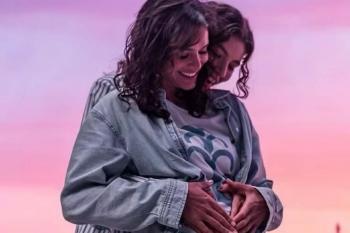 Bruna Marquezine surge em foto romântica com Alanis Guillen