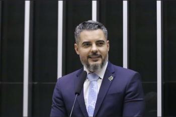 Thiago Flores vota favorável a PEC que garante recursos mínimos para assistência social