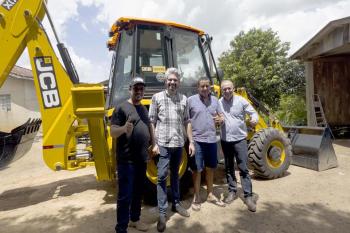 Deputado Ezequiel Neiva participa da entrega de retroescavadeira para fortalecer o atendimento ao produtor rural em Theobroma