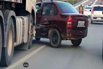 Carro é arrastado por carreta em acidente na BR-364