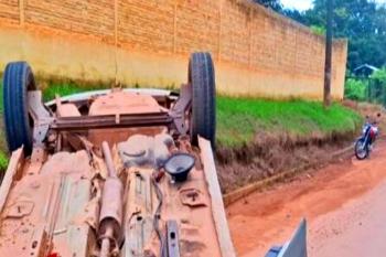 Quadrilha rouba carro, capota durante fuga e foge para mata