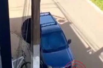 Homem é flagrado praticando ato obsceno dentro de veículo em via pública