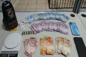 Suspeito é preso com drogas e munições após tentativa de fuga em área de tráfico