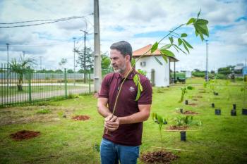 Léo Moraes inicia projeto inédito de microflorestas e transforma área degradada em pomar urbano na capital