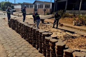 Prefeitura de Ji-Paraná recupera pavimento com blocos no bairro Novo Horizonte