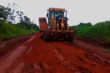 Manutenção na RO-490 melhora trafegabilidade sentido ao distrito de Flor da Serra, em Alto Alegre dos Parecis