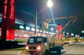 Equipe de manutenção da Semosp realiza troca de lâmpadas nos bairros