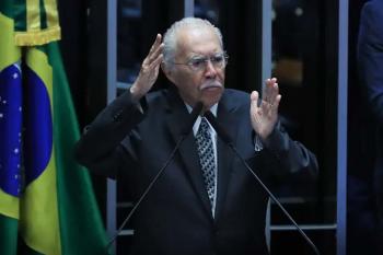 Ex-presidente José Sarney é internado com quadro de pneumonia