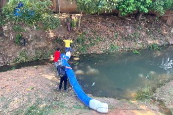 Primeira ecobarreira de Porto Velho é instalada no igarapé Belmont; estrutura retém resíduos descartados irregularmente