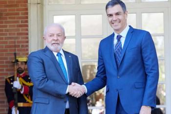 Lula inicia viagem pela Europa e é recebido por Sánchez na Espanha