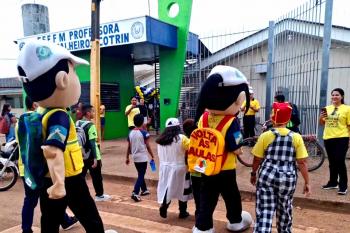 Ação educativa para segurança no trânsito é realizada pelo governo de RO na abertura do ano letivo 2026