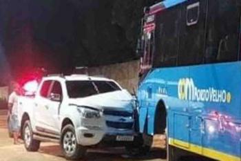 Motorista foge depois de invadir pista contrária e bater de frente com ônibus