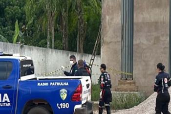 Homem de 46 anos é encontrado morto com marcas de tiros e facadas em obra