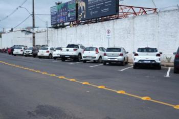 Estacionamento gratuito no entorno do shopping facilita a vida da população