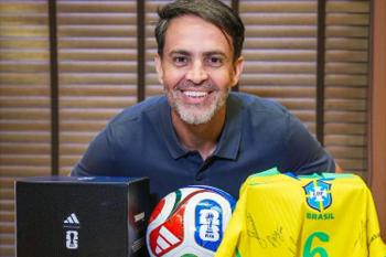 Prefeito Léo Moraes promove ação que sorteia camisa oficial da Seleção Brasileira autografada e itens exclusivos para a população