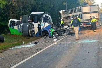 Corpos das vítimas de acidente no Paraná são retirados da pista