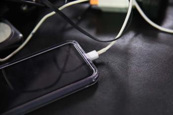 Prefeitura alerta para riscos do uso de celulares durante o carregamento