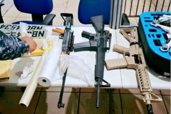 Força tática prende mulher com fuzis, drogas, moto roubada e drone