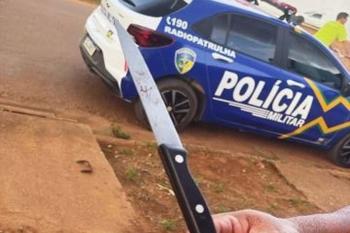 Homem é preso após ameaçar clientes de bar com facas em Vilhena
