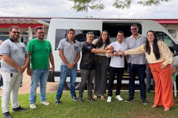 Cássio Gois entrega van adaptada para transporte de pacientes de hemodiálise em Nova Brasilândia do Oeste