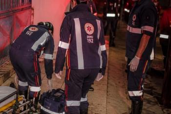 Homem é atacado a tiros por criminosos na região central 