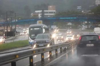 Frente fria leva tempestades e granizo ao centro-sul do país
