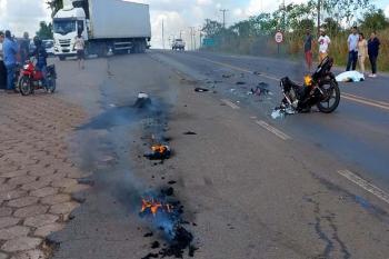Homem morre após colisão entre moto e carreta na BR-364