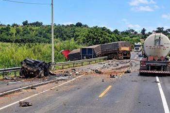 Colisão entre carro e carreta  deixa três feridos na BR-364